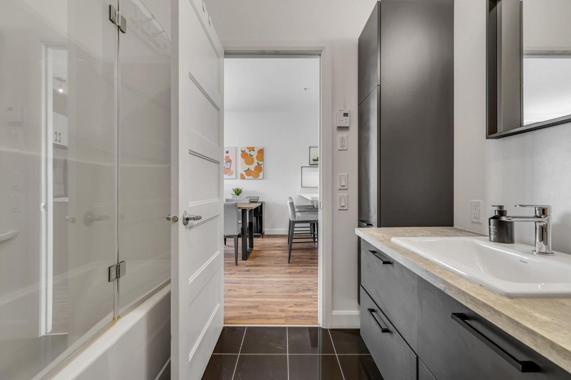 Apartment Initial / Spritz / Downtown Qc +stat *