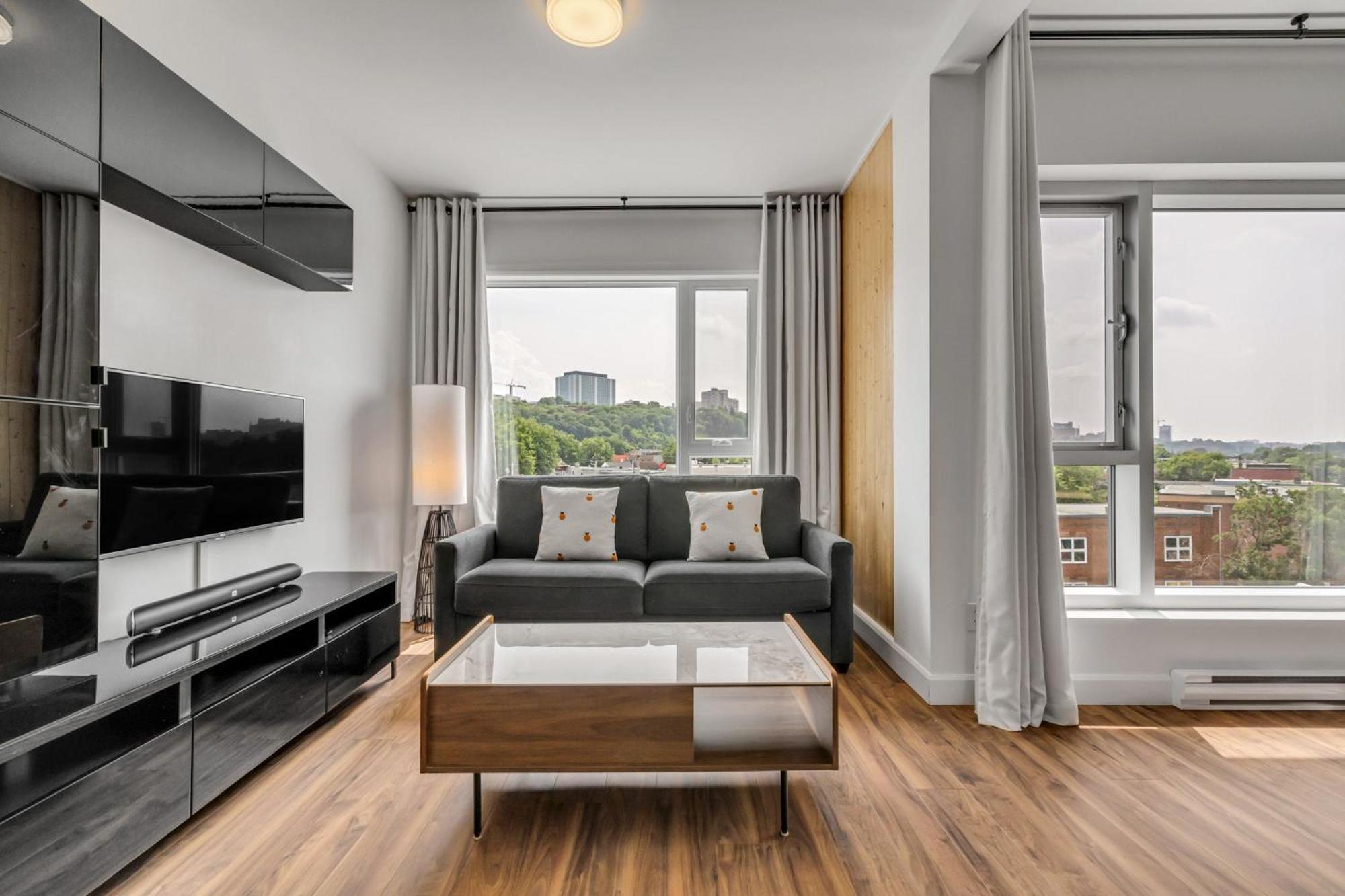 Initial / Spritz / Downtown Qc +stat