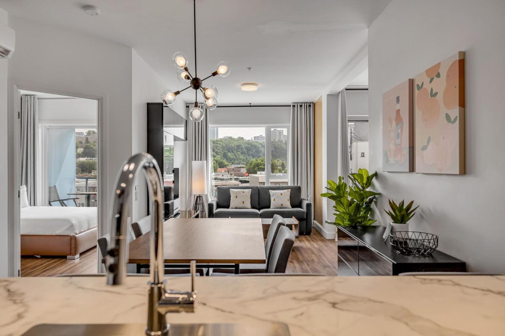 Initial / Spritz / Downtown Qc +stat Apartment